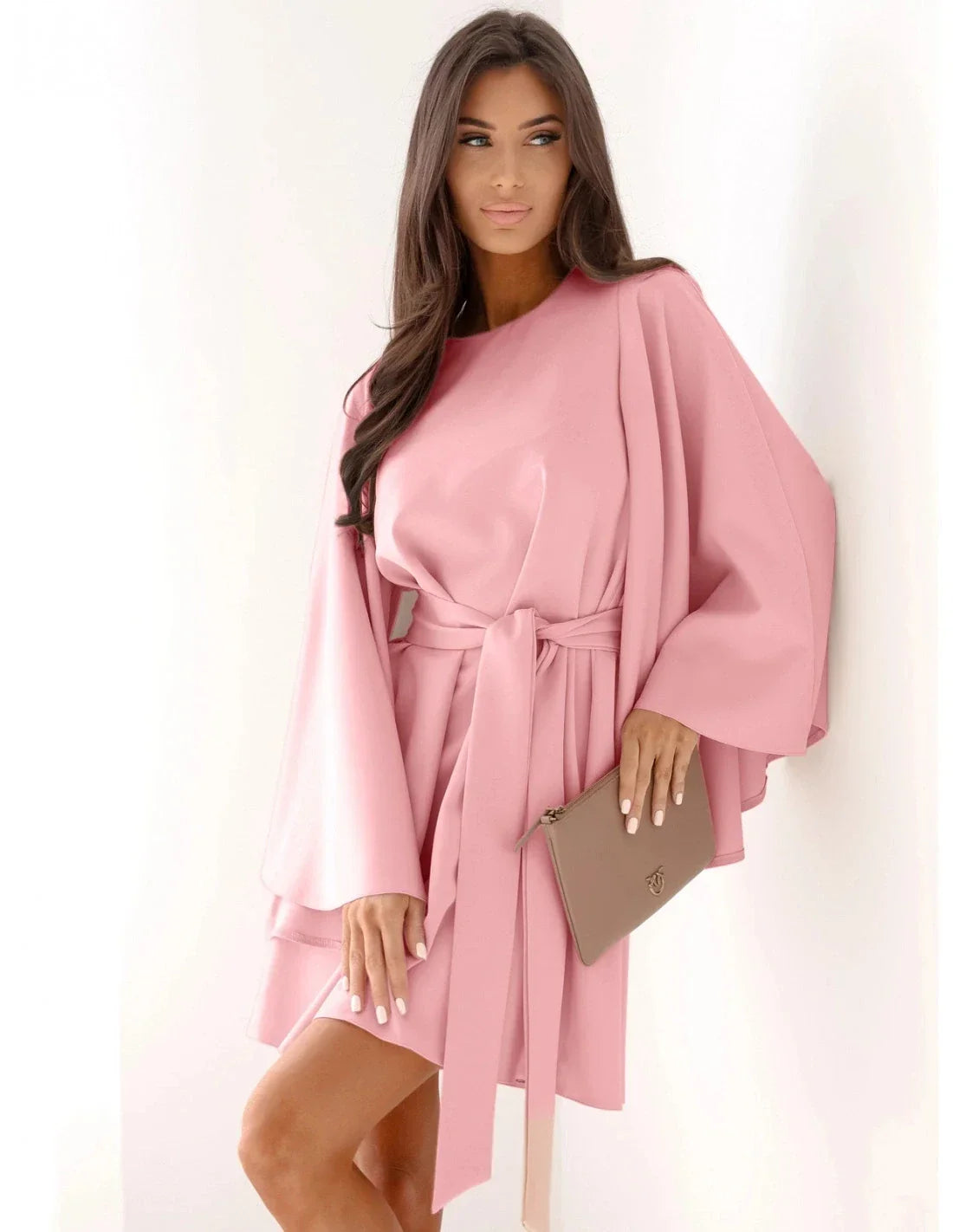 Cora – Elegantna enobarvna mini obleka z dolgimi rokavi