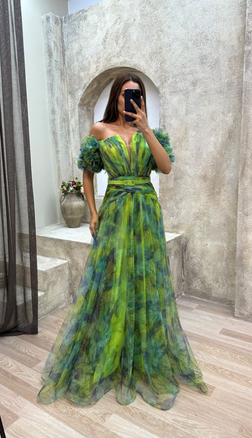 Adele – večerna obleka iz tila z V-izrezom in prosojnimi detajli
