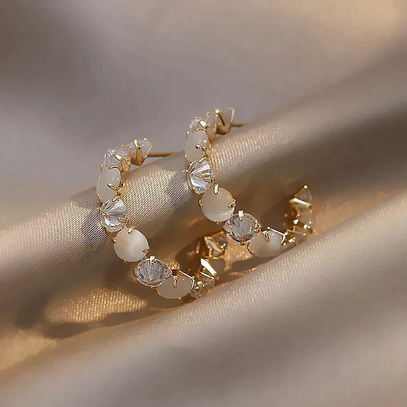 Luksuzni Zlati Uhani Beli Opal in Kristal