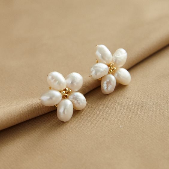 Elegantni Uhani Beli Cvetni List in Biser
